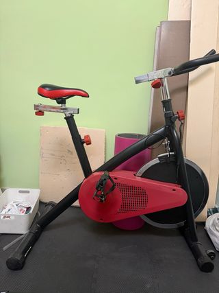 Bicicleta Estática Roja y Negra