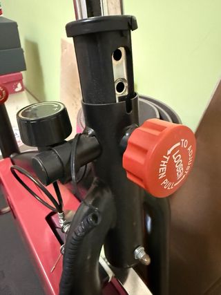 Bicicleta Estática Roja y Negra