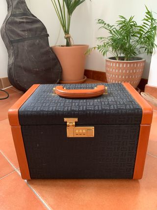 Maletín con cerradura y asa