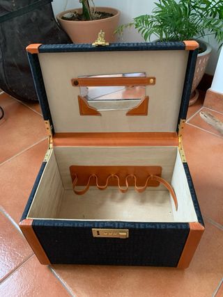 Maletín con cerradura y asa