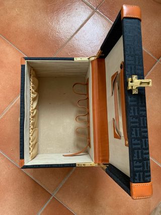 Maletín con cerradura y asa