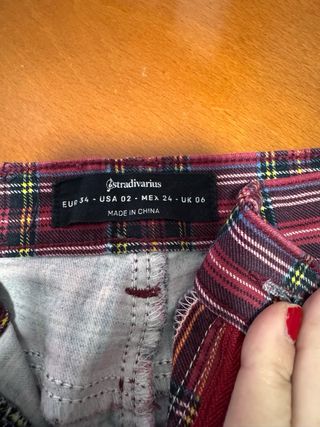 Pantalón pitillo Stradivarius rojo talla XS