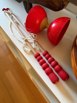 Diábolo rojo con palos de madera