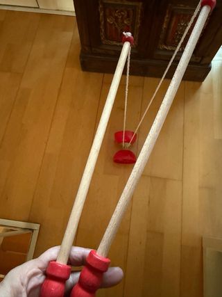 Diábolo rojo con palos de madera