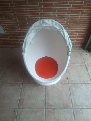 Sillón Huevo Blanco con Cojín Naranja