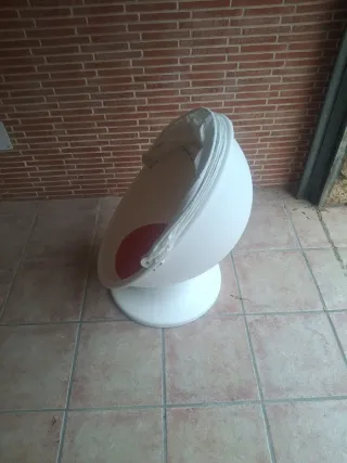 Sillón Huevo Blanco con Cojín Naranja