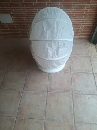 Sillón Huevo Blanco con Cojín Naranja