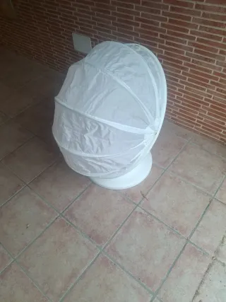 Sillón Huevo Blanco con Cojín Naranja