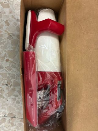 Aspiradora Roja y Blanca