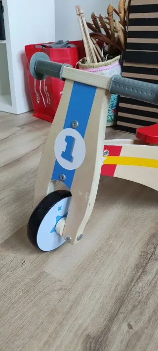 Bicicleta de madera sin pedales