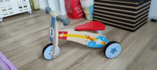 Bicicleta de madera sin pedales