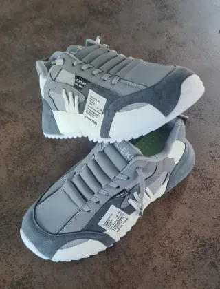 Zapatillas casuales grises y blancas