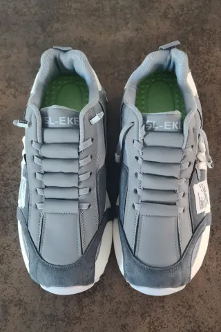 Zapatillas casuales grises y blancas