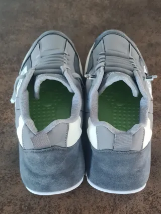 Zapatillas casuales grises y blancas