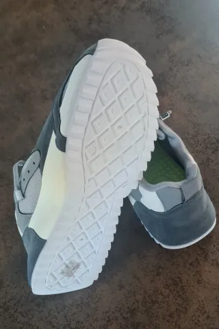 Zapatillas casuales grises y blancas