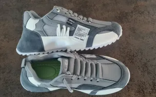 Zapatillas casuales grises y blancas