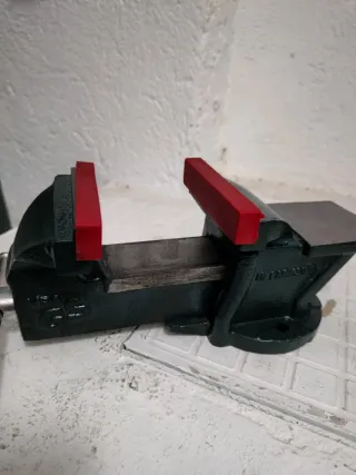 Banco de trabajo con mordazas rojas