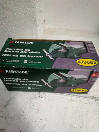 Banco de trabajo con mordazas rojas