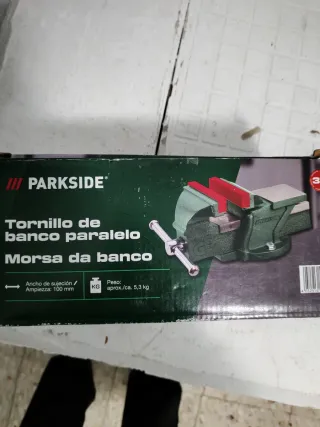 Banco de trabajo con mordazas rojas