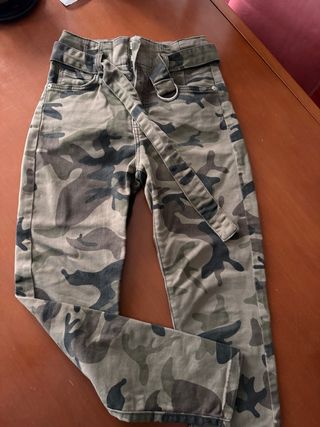 Pantalón camuflaje tiro alto Bershka con cinturón