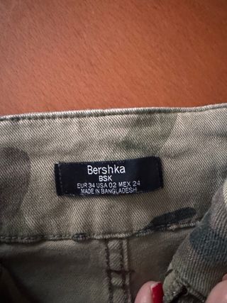 Pantalón camuflaje tiro alto Bershka con cinturón