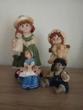 Set di quattro bambole in ceramica, bambine e un bambino, per collezionisti o decorazione