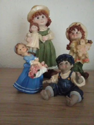Set di quattro bambole in ceramica, bambine e un bambino, per collezionisti o decorazione