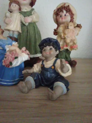 Set di quattro bambole in ceramica, bambine e un bambino, per collezionisti o decorazione
