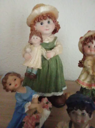 Set di quattro bambole in ceramica, bambine e un bambino, per collezionisti o decorazione