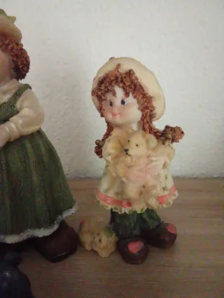 Set di quattro bambole in ceramica, bambine e un bambino, per collezionisti o decorazione