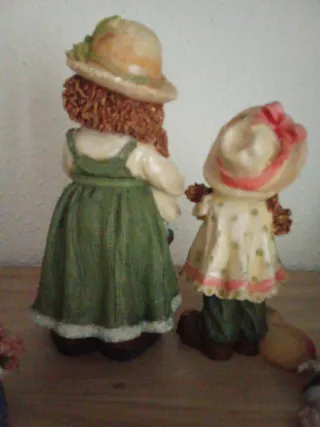 Set di quattro bambole in ceramica, bambine e un bambino, per collezionisti o decorazione