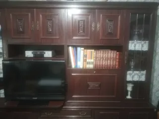 Mueble de salón antiguo de madera y cristal