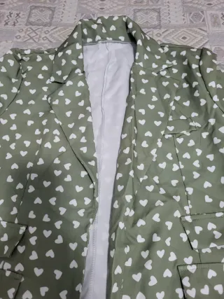 Blazer verde con corazones blancos