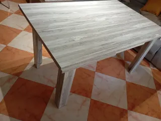 Mesa de comedor y 4 sillas.