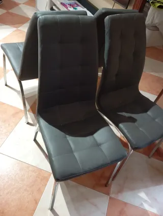 Mesa de comedor y 4 sillas.