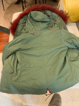 Parka Roja con Capucha de Pelo