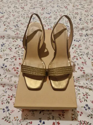 Zapatos de fiesta Castañer dorados