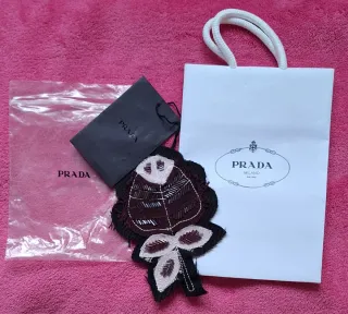 PRADA BROCHE.