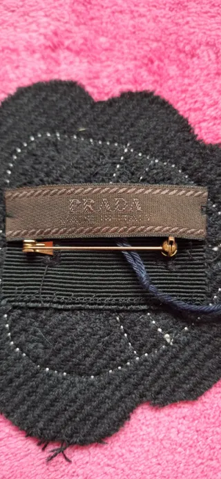 PRADA BROCHE.