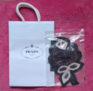PRADA BROCHE.