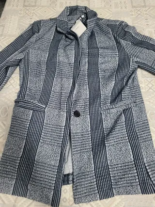 Blazer azul marino con rayas verticales.