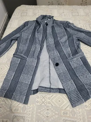 Blazer azul marino con rayas verticales.