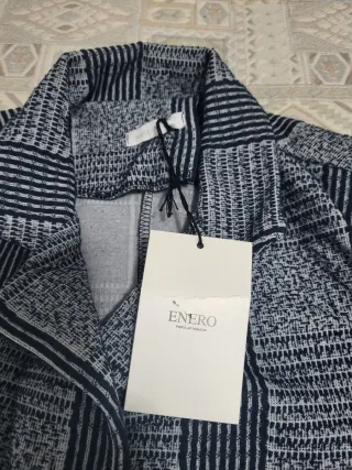 Blazer azul marino con rayas verticales.