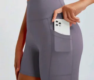 Pantalón deportivo morado con bolsillo