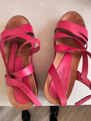 Sandalias cuña piel rojas, Yocono.