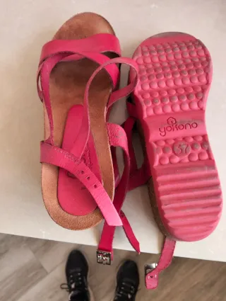 Sandalias cuña piel rojas, Yocono.