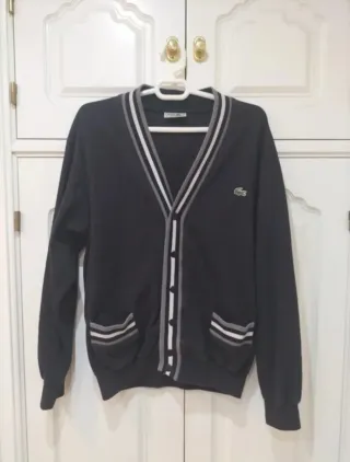 Chaqueta Lacoste Negra y jersey Thomas Burberry