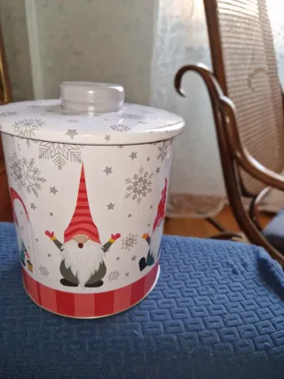 Scatola natalizia con gnomi e fiocchi di neve