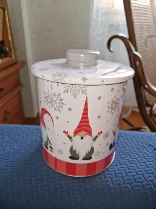 Scatola natalizia con gnomi e fiocchi di neve