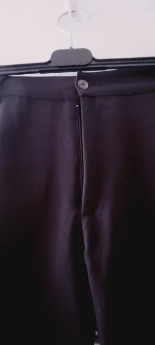 Pantaloni neri con tasche